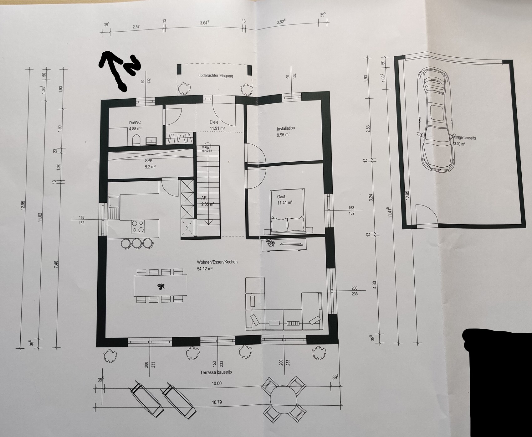 Floor plan of a house: living room, kitchen, dining area, hallway, bathroom, guest room, garage, terrace.