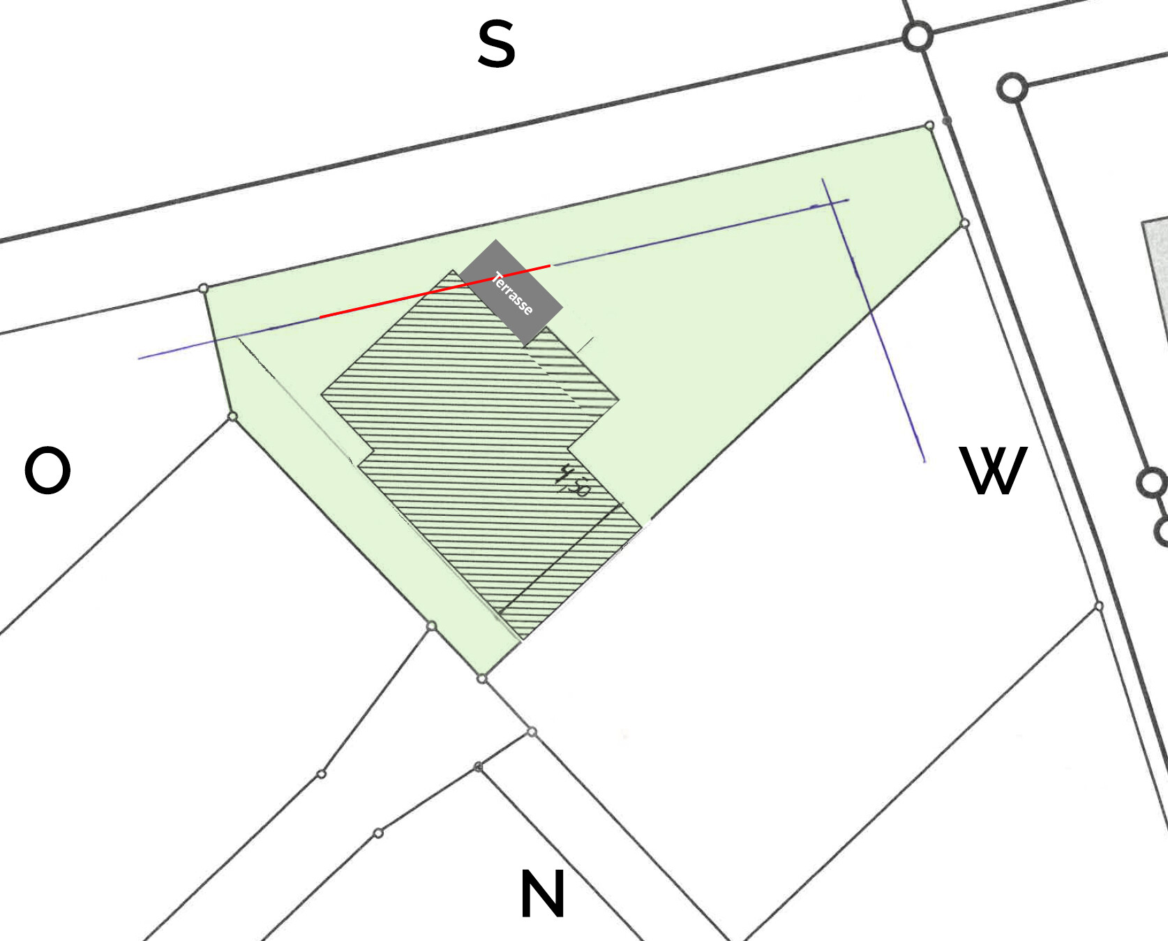 Lageplan eines Grundstücks: grün markierte Parzelle, schraffiertes Gebäude, Terrasse beschriftet.