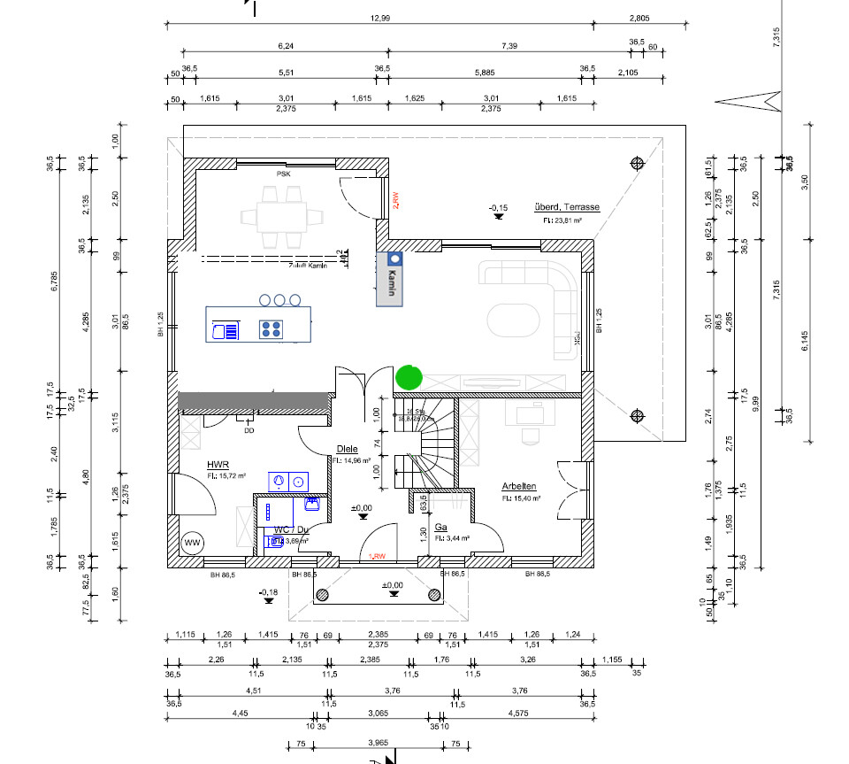 Grundriss eines Hauses: Küche, Essbereich, Wohnzimmer, Diele, Arbeitszimmer, HWR, Treppe.