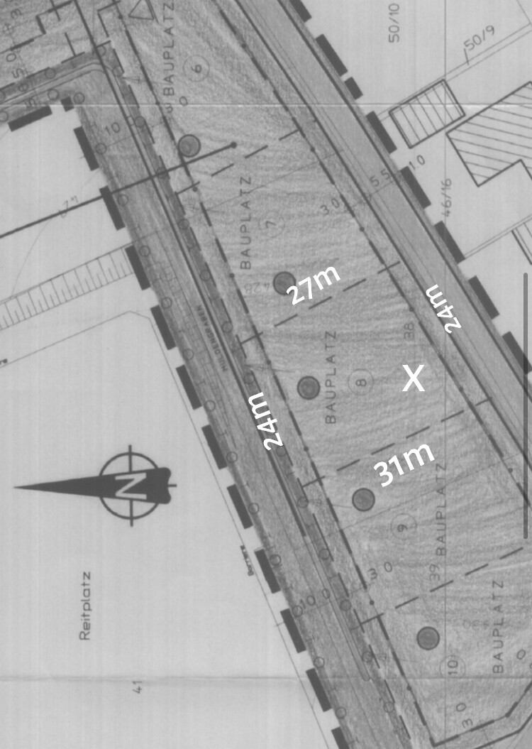 Architekturplan mit Maßlinien (27m, 24m, 31m) und X-Bereich, Nordpfeil.