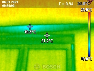 Thermografisches Bild eines Fenster- und Türrahmen mit Temperaturunterschieden