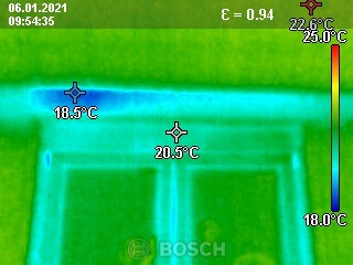 Thermische Innenaufnahme eines Raums mit Temperaturverteilung von ca. 18–21°C