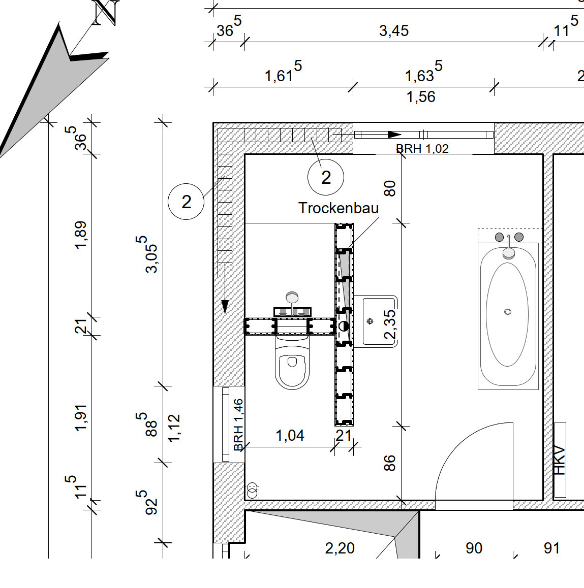 Grundriss eines Badezimmers mit Toilette, Waschbecken, Badewanne, Tür und Trockenbau.