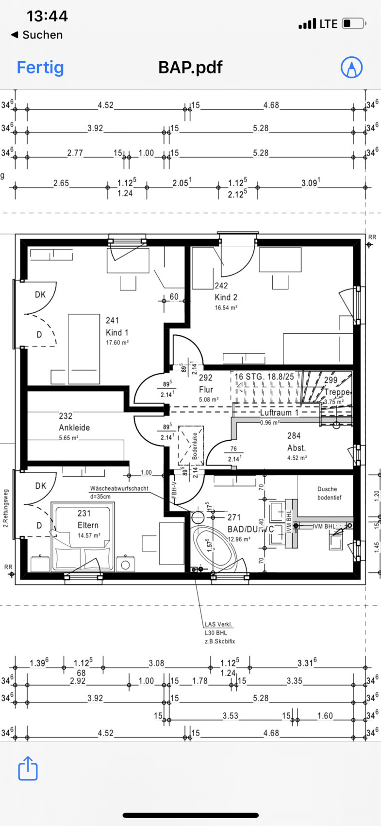 Grundriss-Skizze eines Hauses mit Eltern, Kind 1, Kind 2, Ankleide, Flur, Bad, Küche, Treppe.