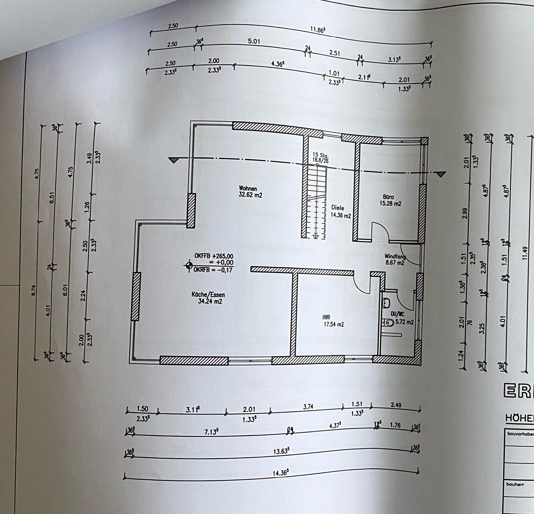 Grundriss eines Hauses mit Wohnen, Küche/Essen, Diele, Büro, HWR, Windfang, WC.