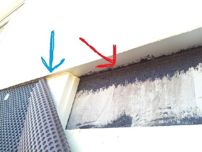 Close-up: white cladding, black bitumen sheet; gray mat, arrows mark gap.