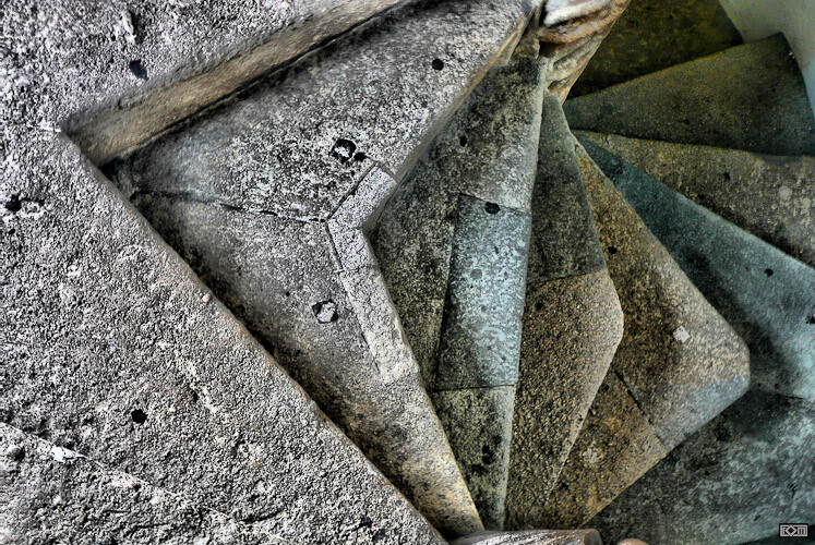 Spiralförmige Betontreppe, rau und staubig, Nahaufnahme der Stufen