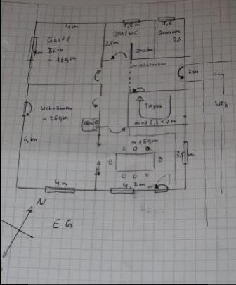 Handgezeichnete Grundrisszeichnung eines Wohn- und Küchenbereichs mit Treppe