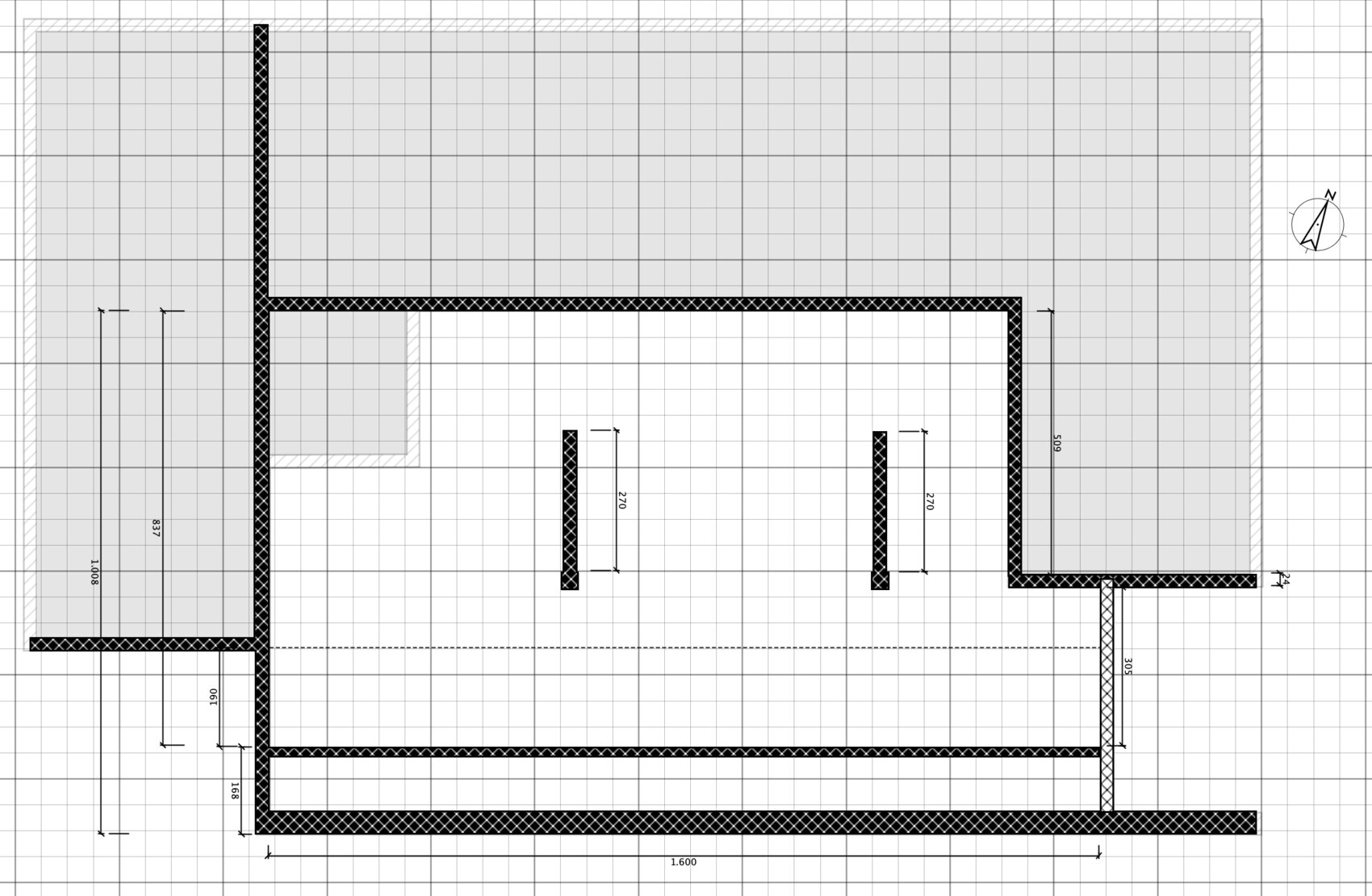 Grundriss eines Gebäudes mit dicken schraffierten Wänden, Maßen und Nordpfeil.