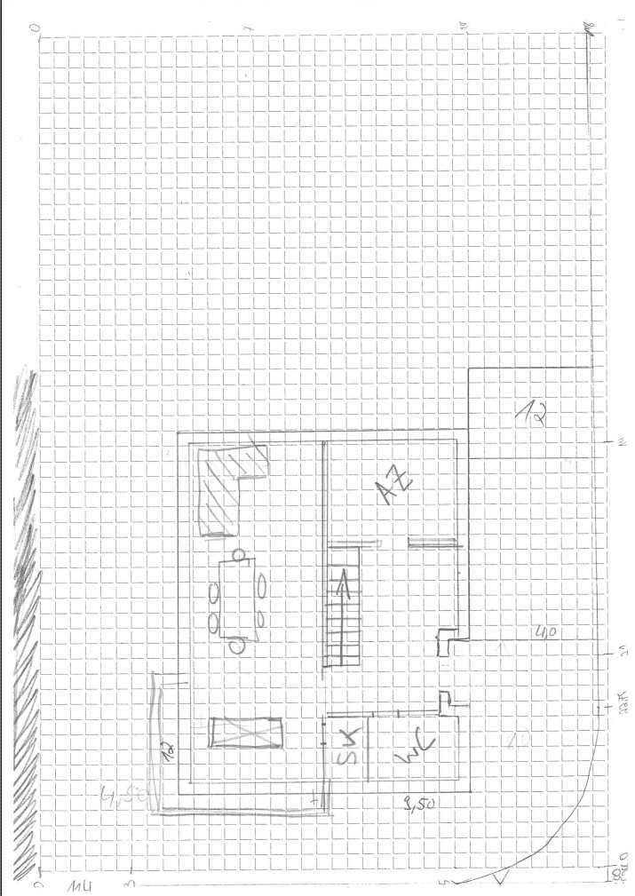 Handgezeichneter Hausgrundriss mit Raumaufteilung und Möbelanordnung.