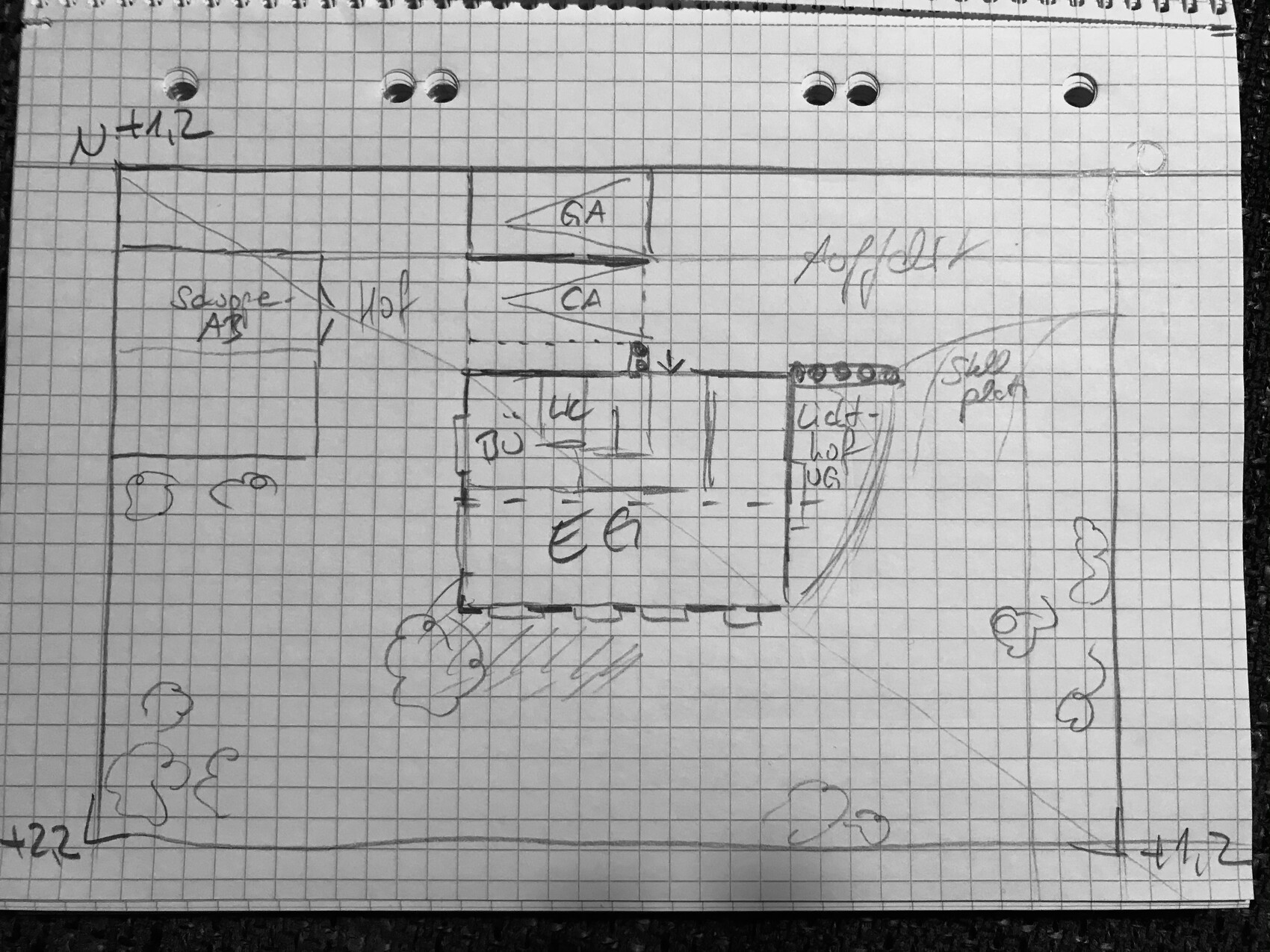 Handgezeichnete Grundriss-Skizze eines Gebäudes mit Innenräumen, Türen und umliegendem Garten.
