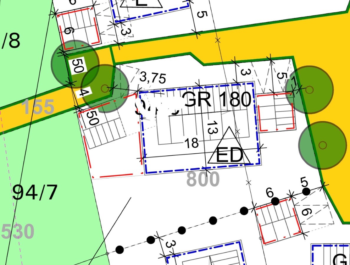 Grundrissplan eines Baugrundstücks mit Maßen, farbigen Flächen, Bäumen und Treppen.