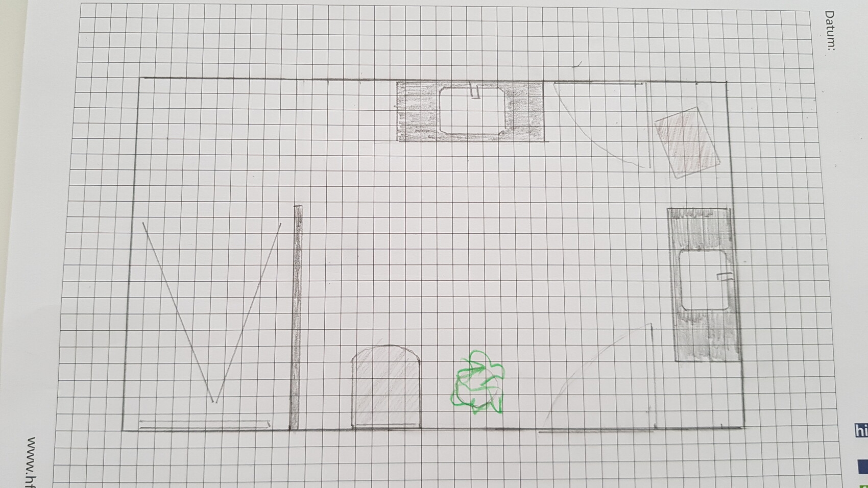 Skizze eines Grundrisses auf Rasterpapier: Küche mit Spüle, Möbeln, Tür und Pflanze.