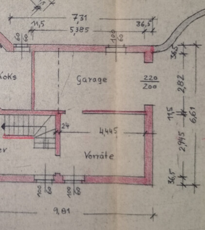 Floor plan of a house with garage and storage room, visible walls and dimensions.