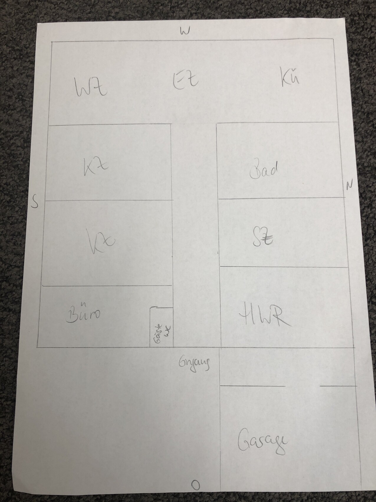 Floor plan of a house with entrance area, central hallway, office on the left, bathroom on the right, garage