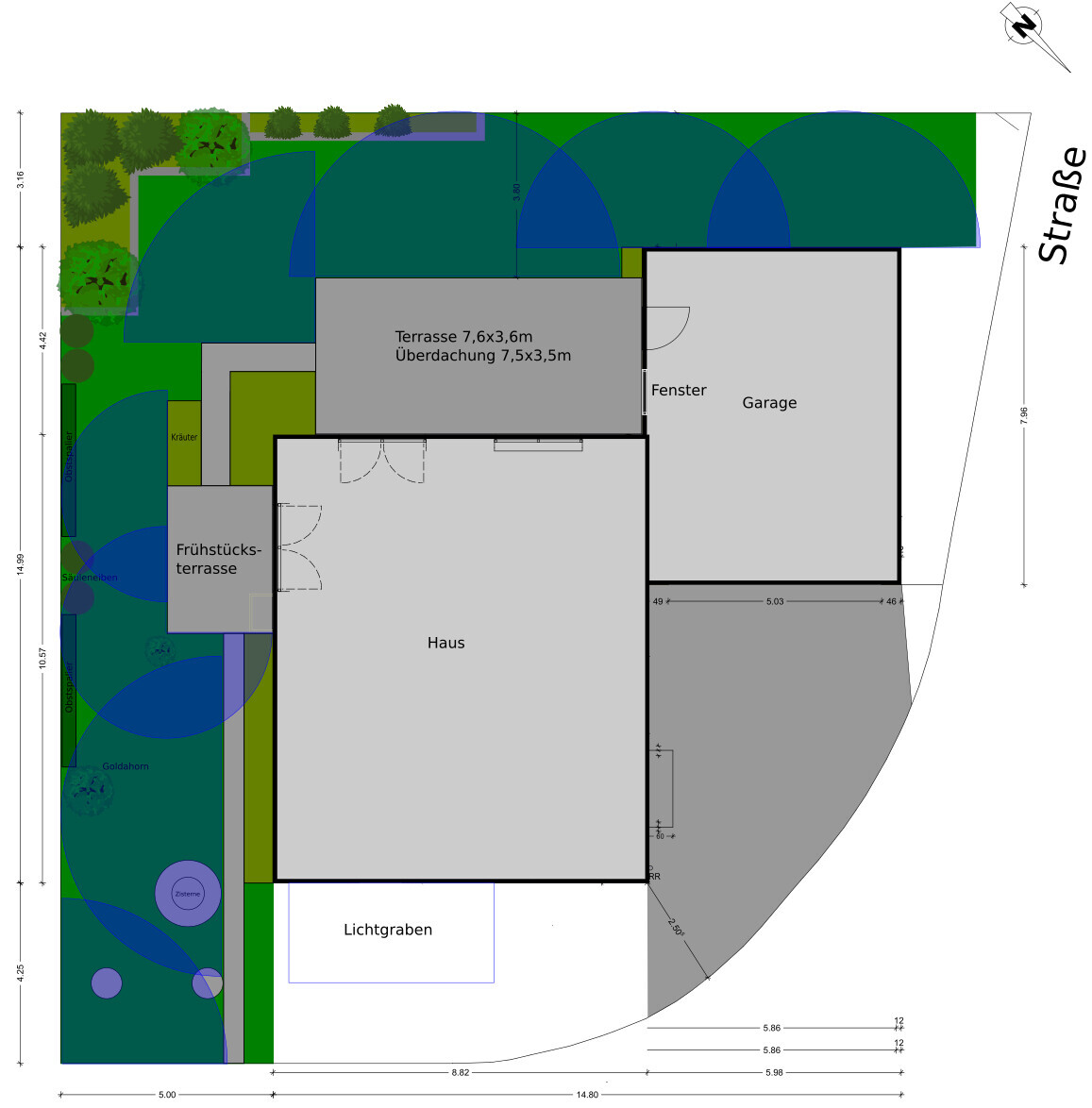 Grundrissplan eines Hauses mit Terrasse, Garage, Garten, Kräutern und Lichtgraben.