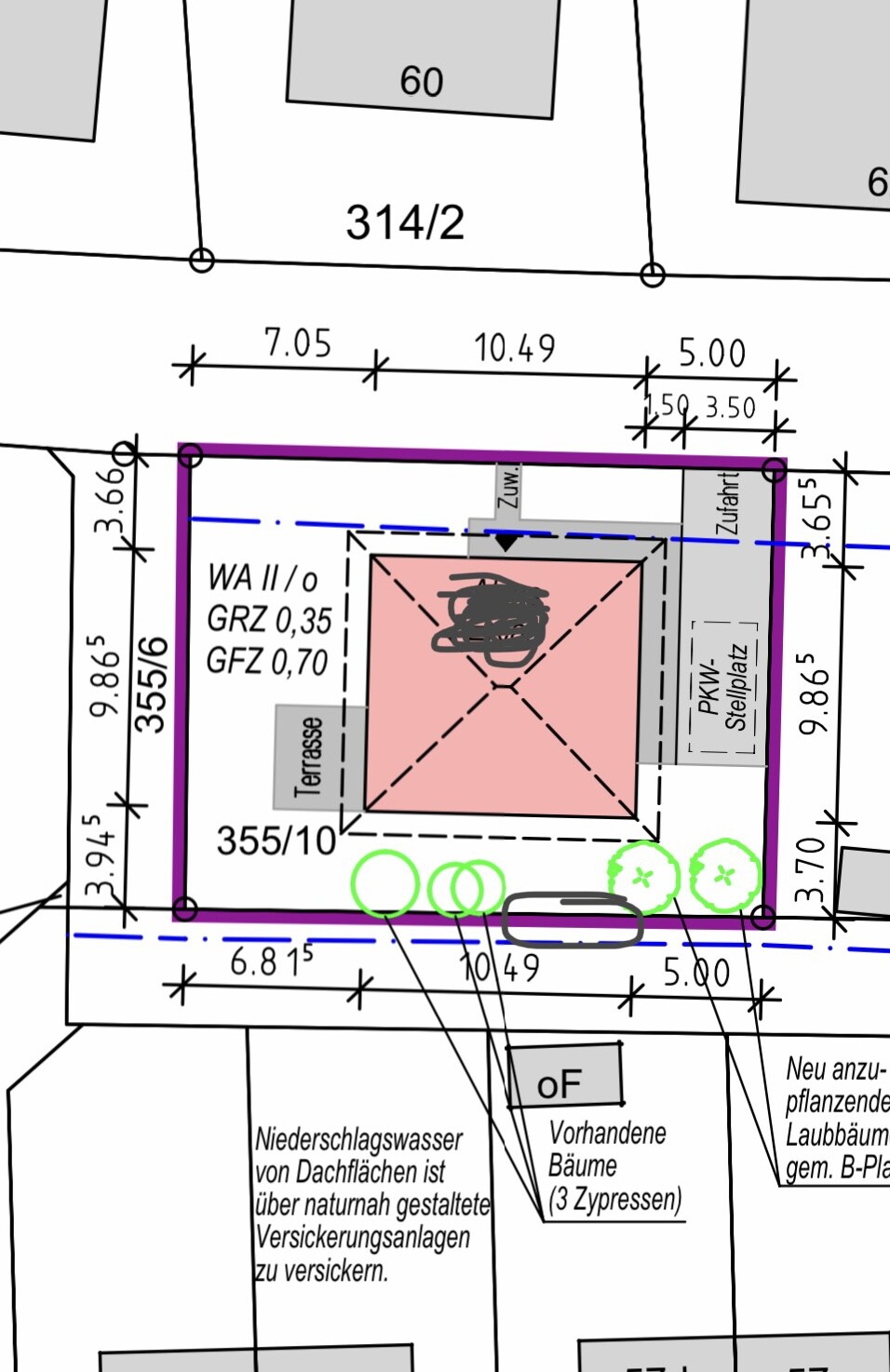 Site plan: pink building, purple outline, parking space on the right, green trees, dimension lines.