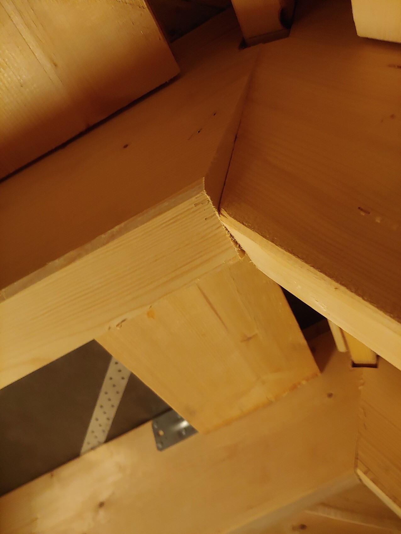 Rahmenbau aus Holz mit Balkenverbindungen in einer Rohbau-Konstruktion