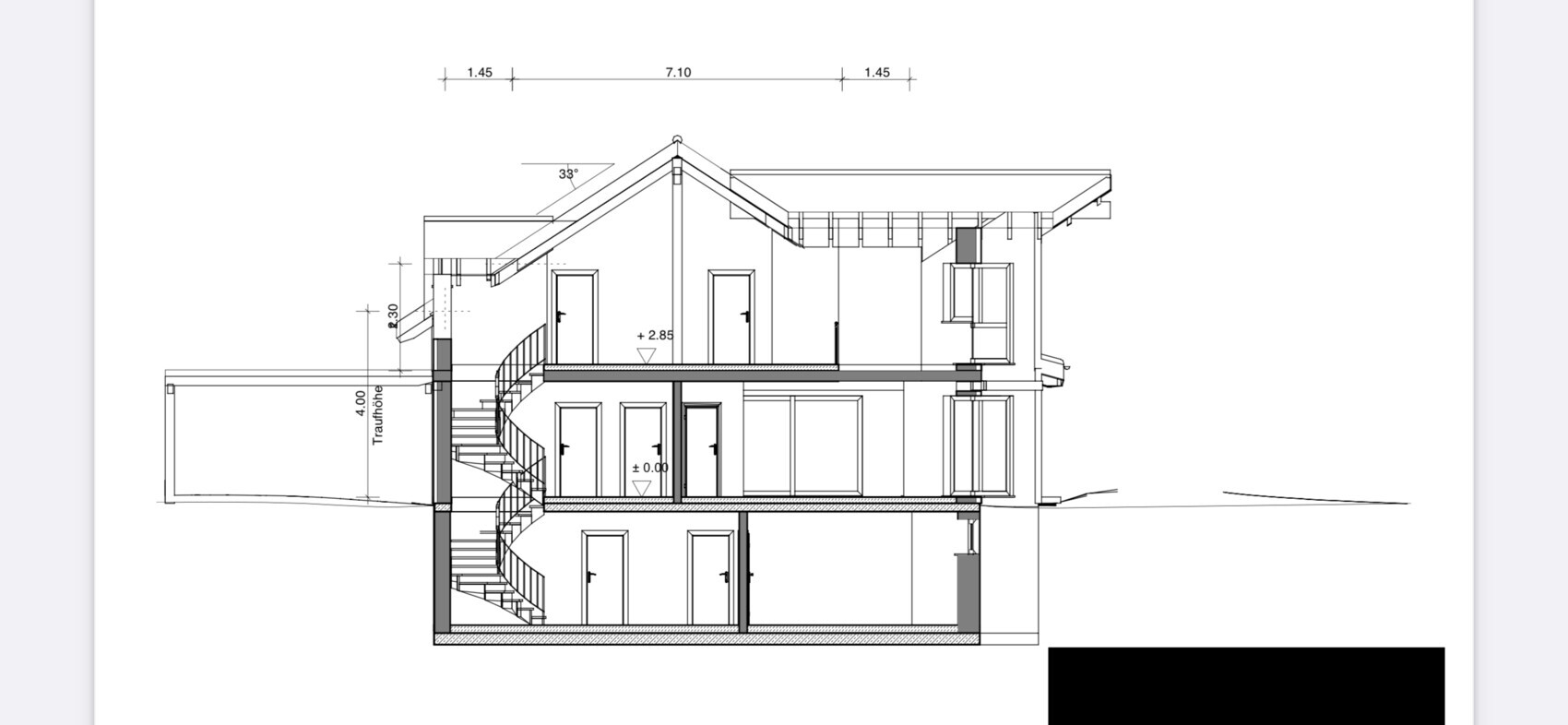 Cross section through a multi-story house: staircase, doors, windows, roof with 33° pitch.
