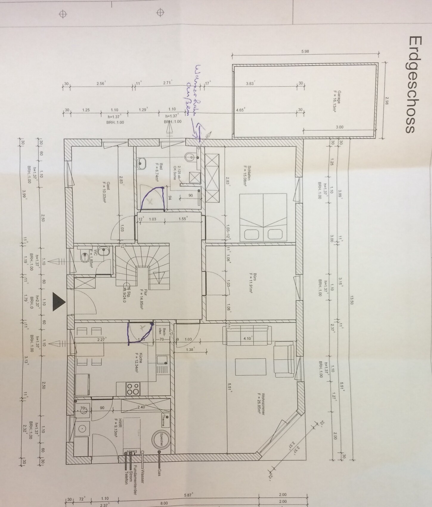 Grundriss des Erdgeschosses eines Hauses mit Küche, Wohnzimmer, Bad, Flur, Treppenhaus und Garage.
