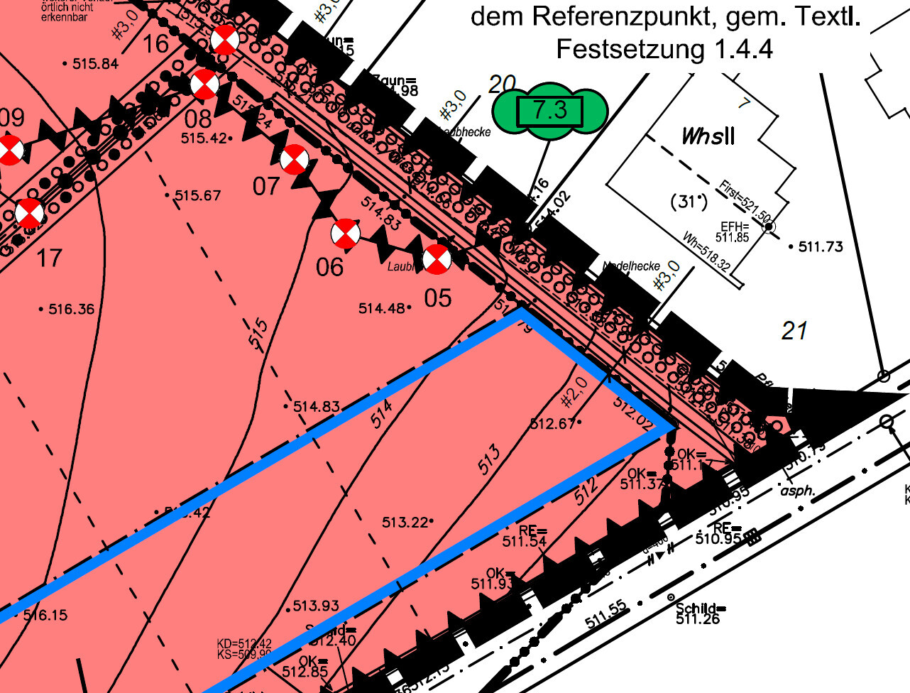 Lageplan eines Baugrundstücks mit pinkfarbener Fläche, blauem Umriss und grüner Markierung 7.3