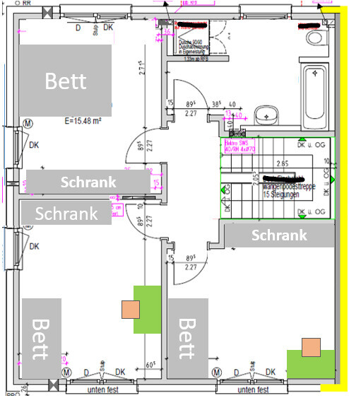 Grundriss einer WG mit vier Schlafzimmern, Betten, Schränken und Bad.