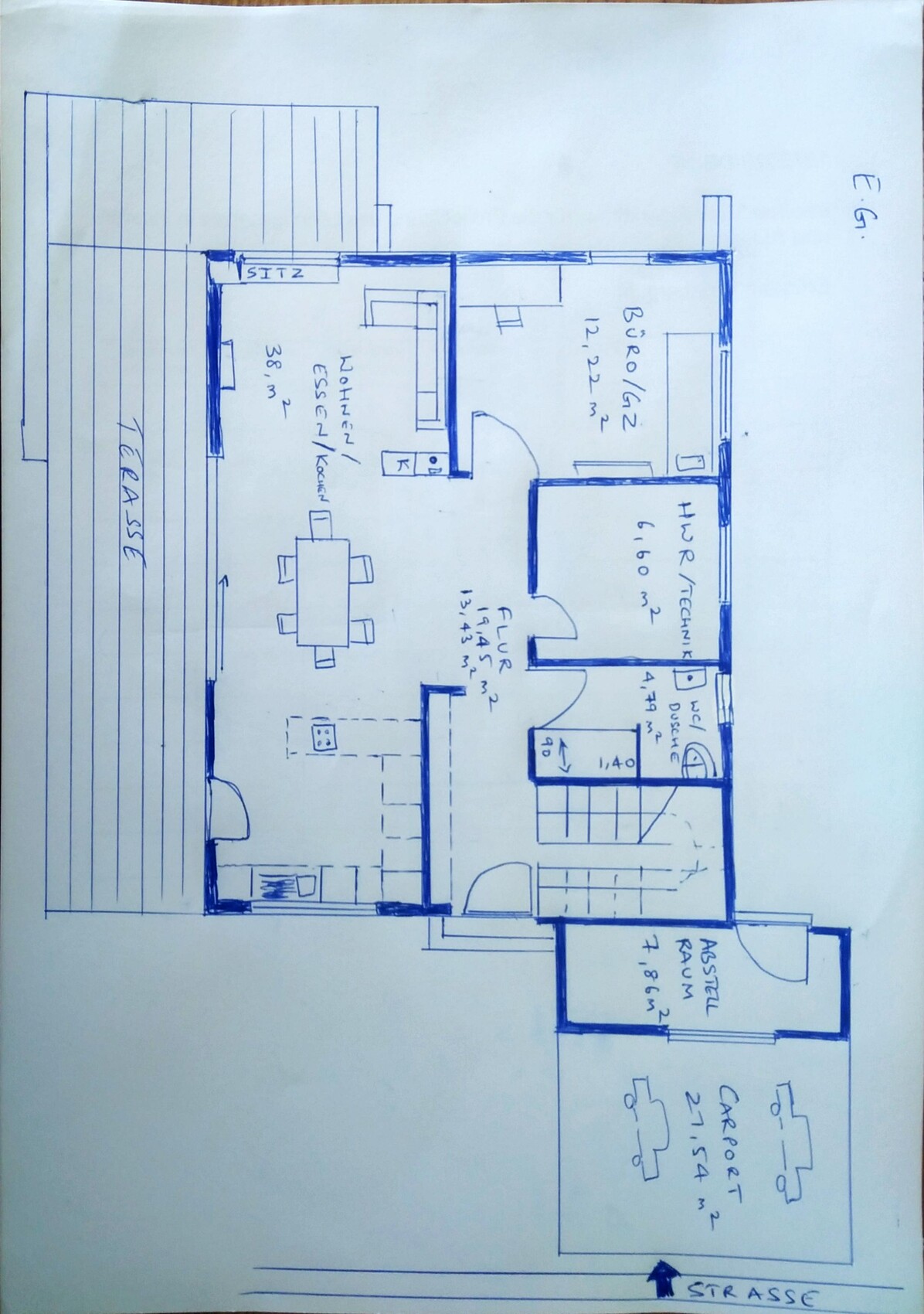 Grundriss eines Hauses: Wohnzimmer, Küche, Essbereich, Flur, Schlafzimmer, Bad, Terrasse.