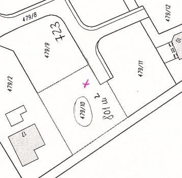 Site plan of a plot with parcel boundaries, street layout and pink marking.