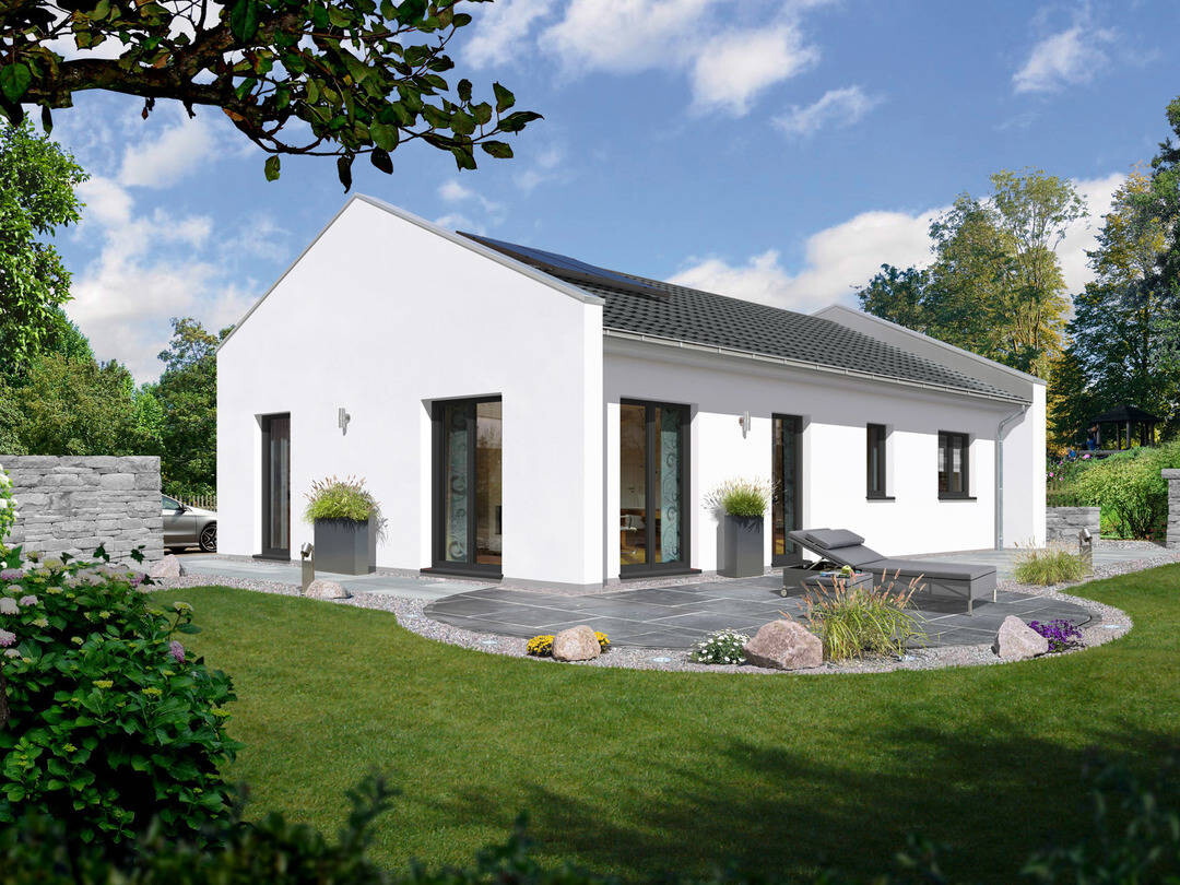 Moderner weißer Bungalow mit großen Glasflächen, Terrasse und Garten.