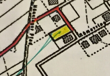 Lageplan eines Baugrundstücks mit roter Umrandung und gelbem Parzellenbereich.