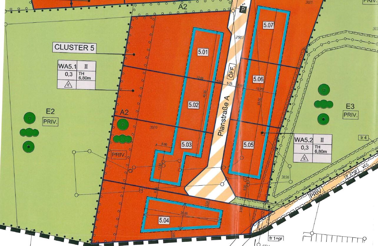 Lageplan eines Baugrundstücks mit roten Gebäudeflächen und blauen Umrissen