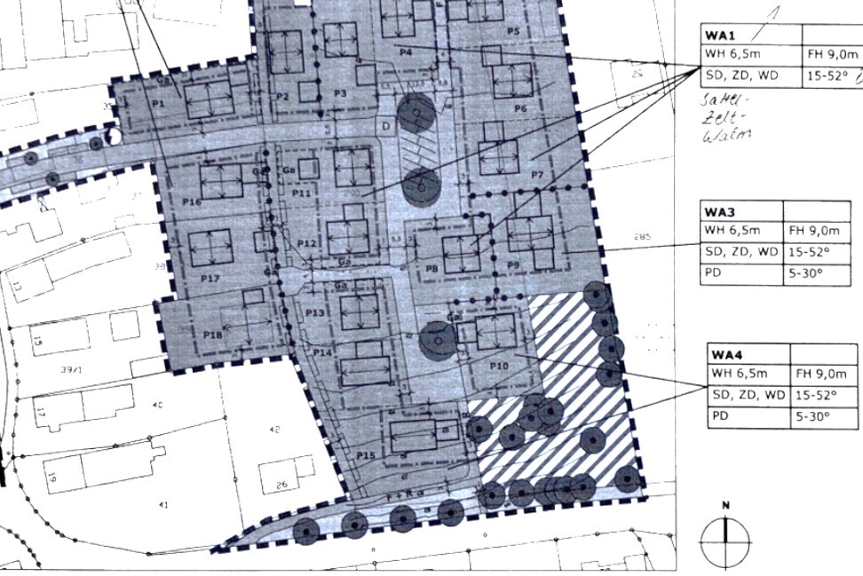Site plan of a building plot: parcels P1–P18, surrounding fence, legend WA1–WA4, north arrow