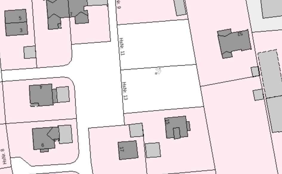 Plan of a settlement: pink parcels, grey buildings, street layout and numbers.