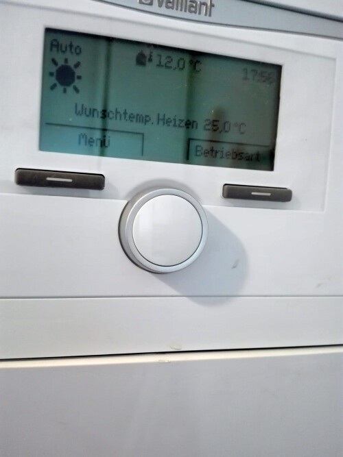 Thermostat mit LCD-Display im Auto-Modus, Wunschtemperatur 25,0°C, Drehknopf und Tasten.