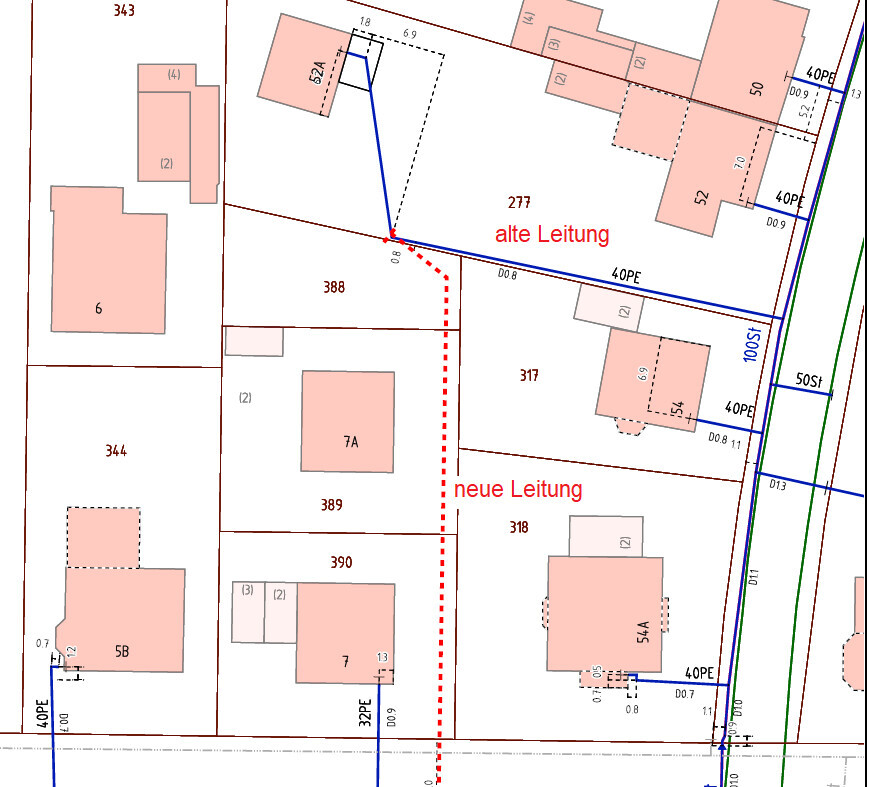 Lageplan eines Baugrundstücks mit alter und neuer Leitung und Gebäuden