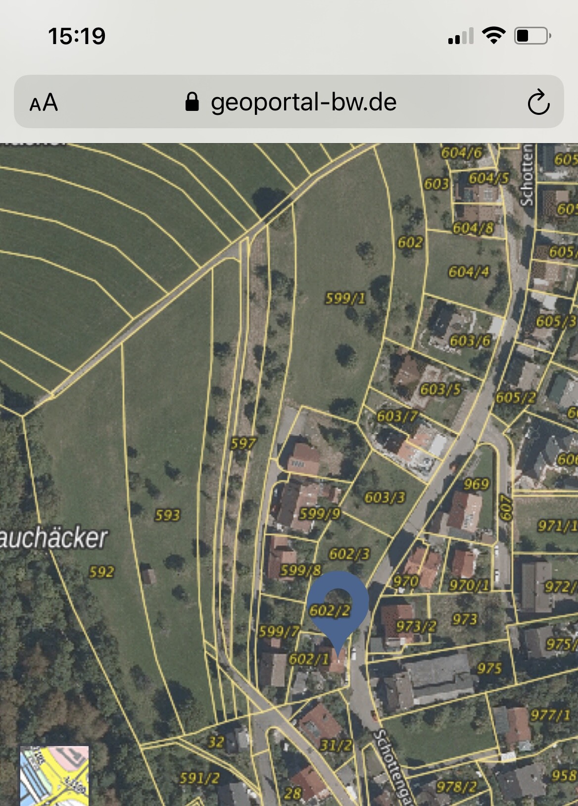 Map view of a cadastral plan with yellow parcel lines, numbers, and blue marker.