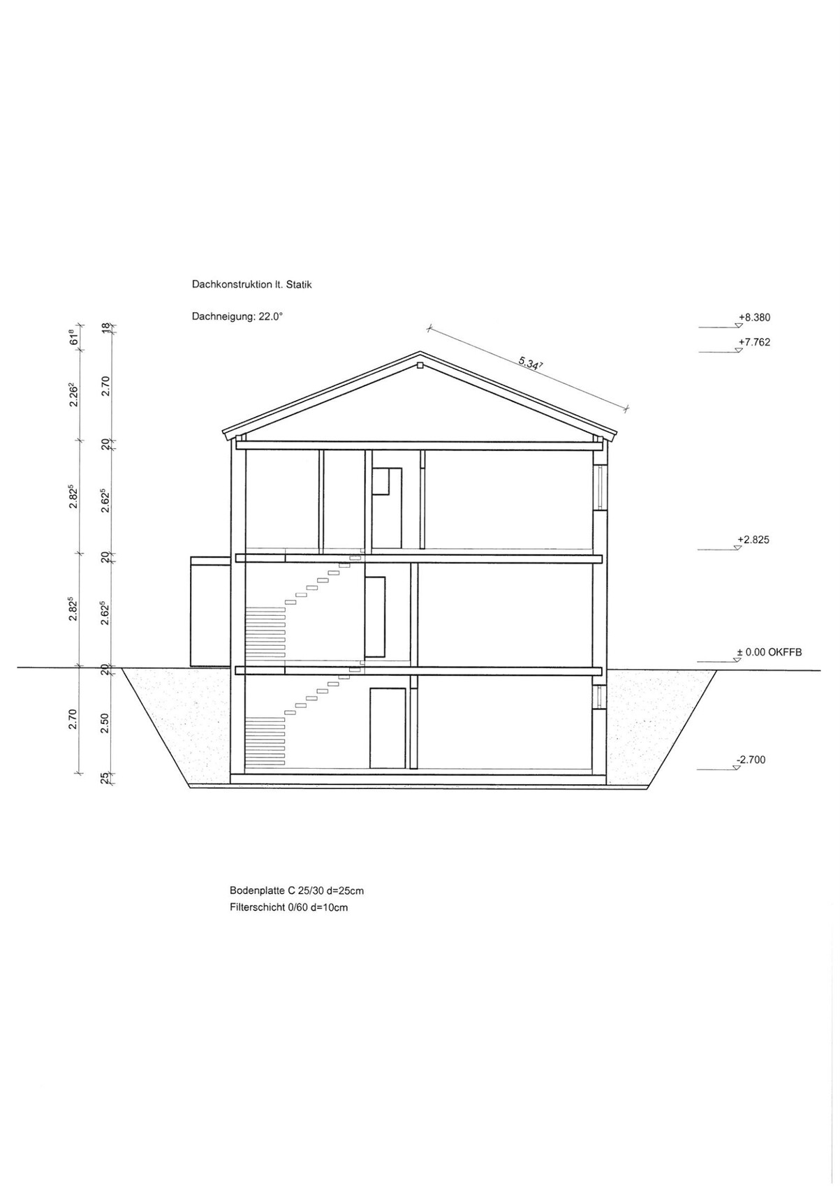 Schnittzeichnung eines mehrstöckigen Hauses mit Treppenhaus, Dach und Fundamenten.