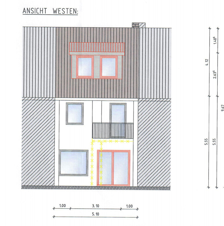 Westansicht eines zweigeschossigen Hauses mit Dach, Fenstern, Balkon und Tür, Skizzenmaße.