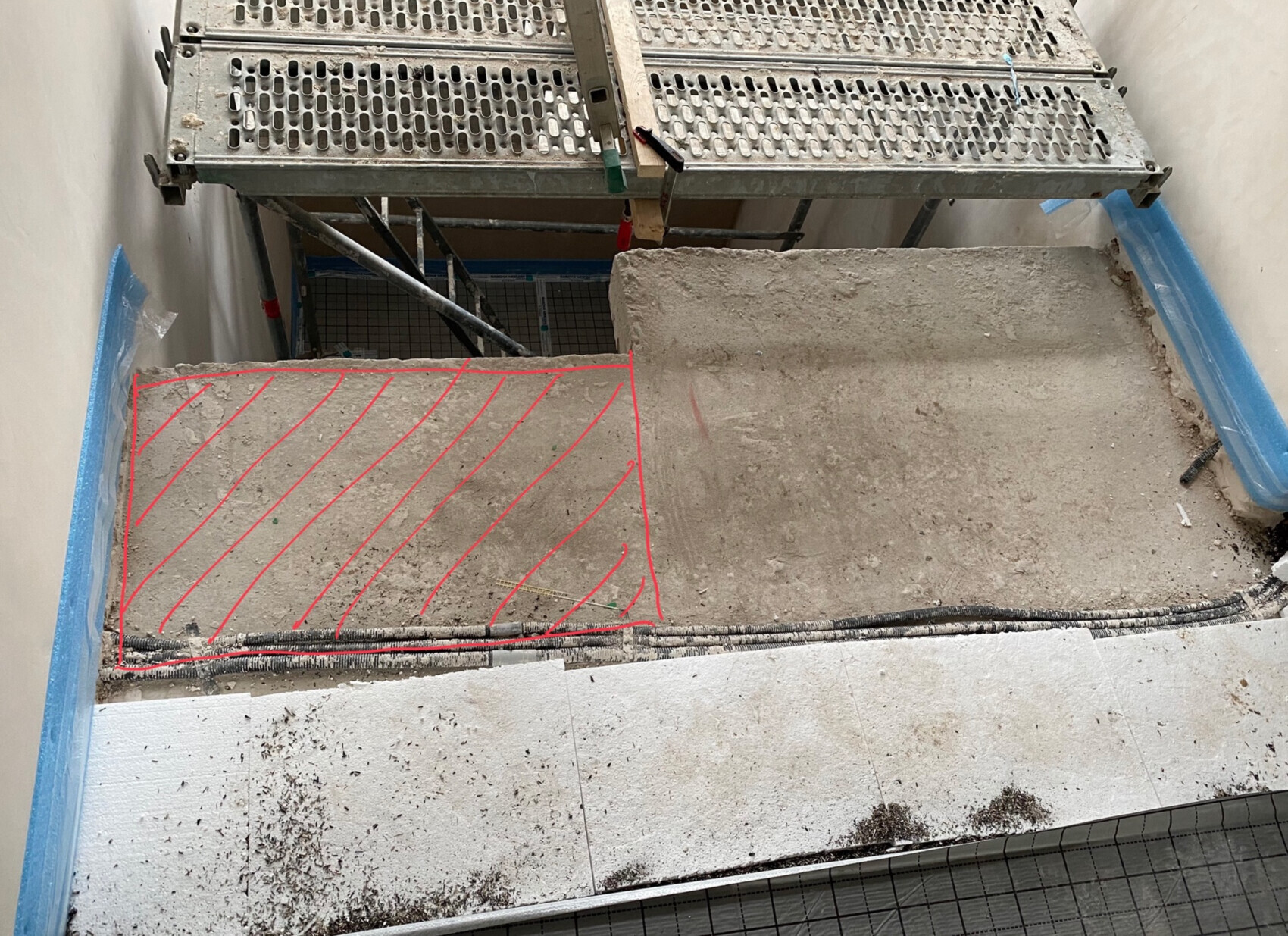 Innenraum-Baustelle mit Rohbau, Stahlkonstruktion und Gerüstplattformen