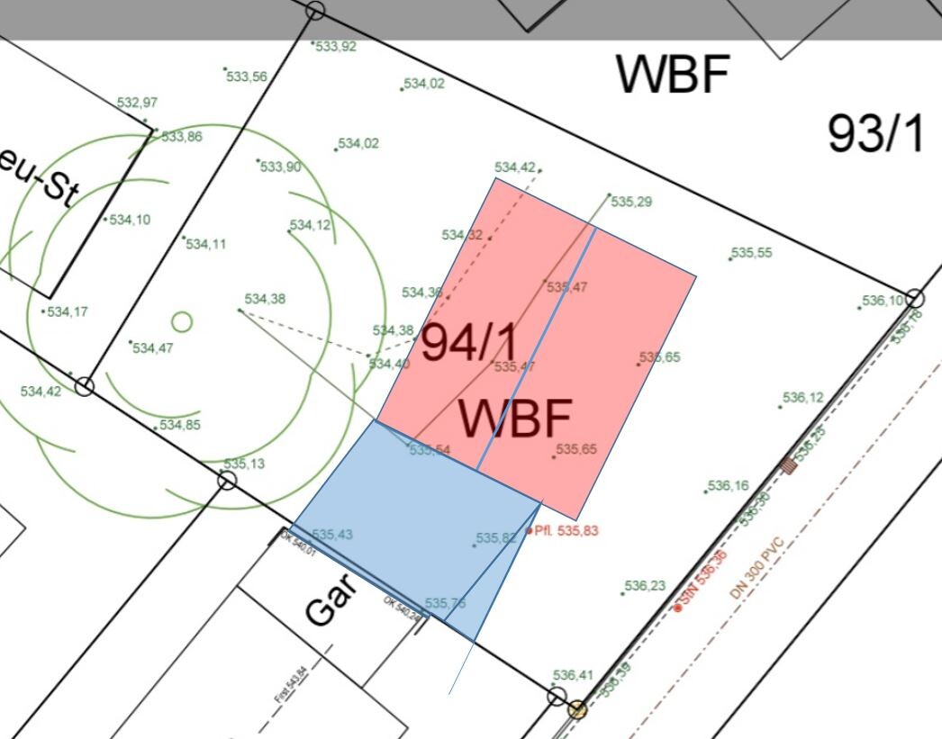 Lageplan eines Grundstücks mit roter Fläche 94/1 WBF und blauer Fläche daneben; Grenzlinien.