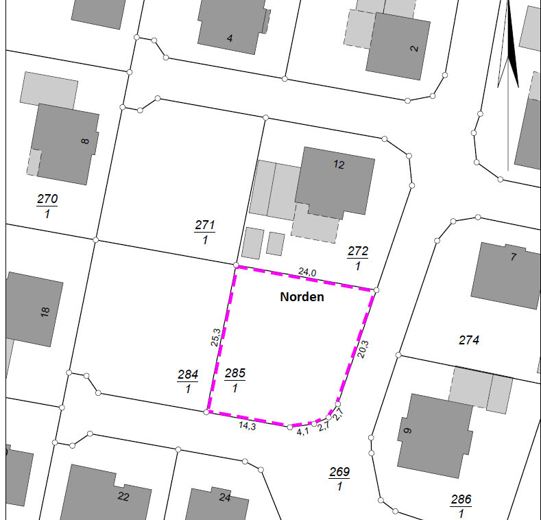Cadastral map: Plot outlined with pink dashed line, parcels and buildings.