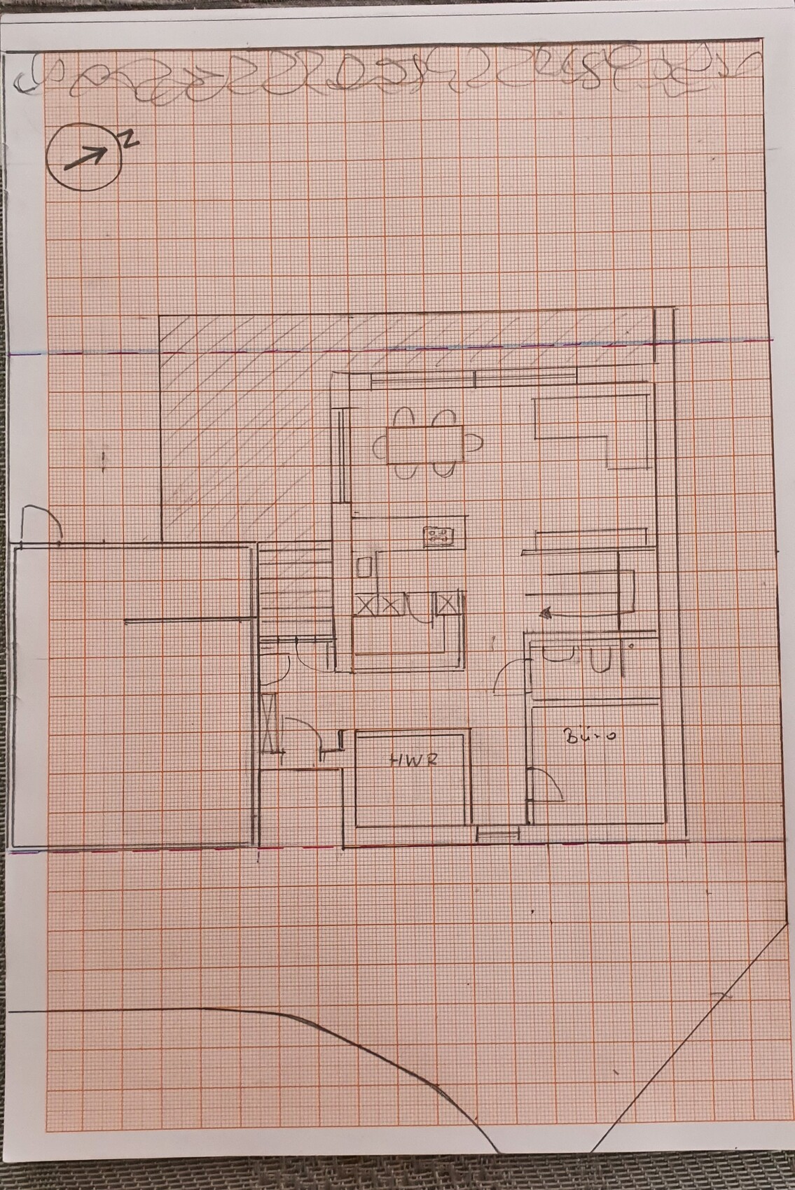 Grundriss eines Hauses: Wohnzimmer mit Esstisch, Küche, Flur, Treppe, Schlafzimmer, Bad.