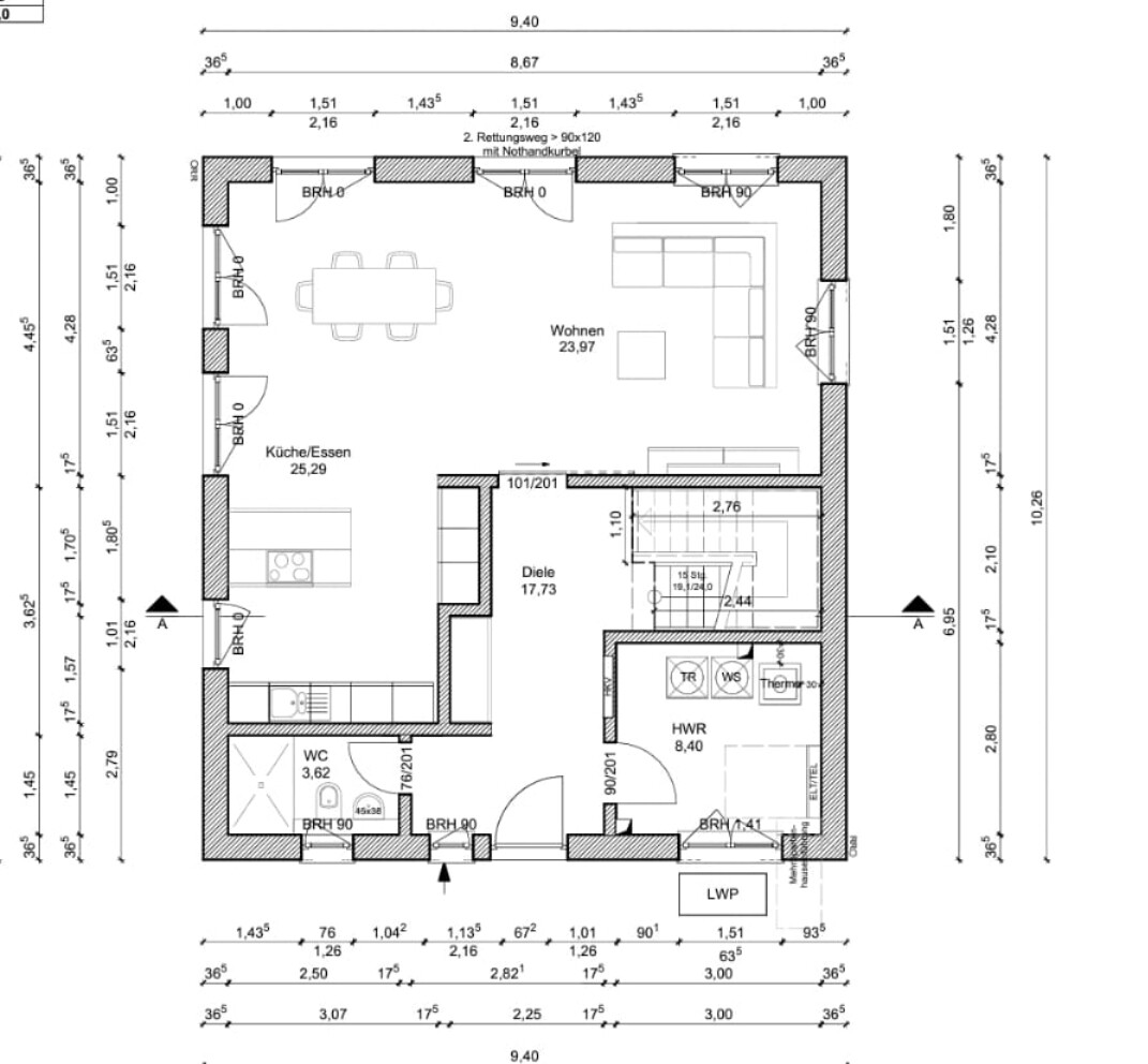Grundriss einer Wohnung: Küche/Essen, Wohnzimmer, Diele, HWR, WC, Treppe.