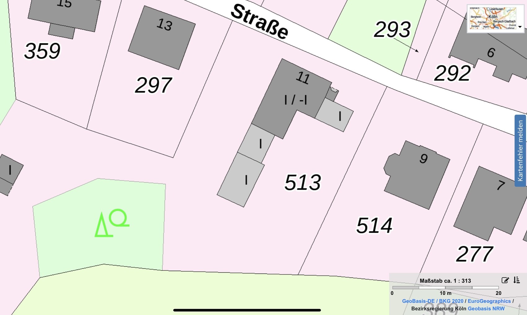 Lageplan einer Siedlung: Parzellen 513, 514, 297 entlang einer Straße; graue Gebäude, rosa Flächen.