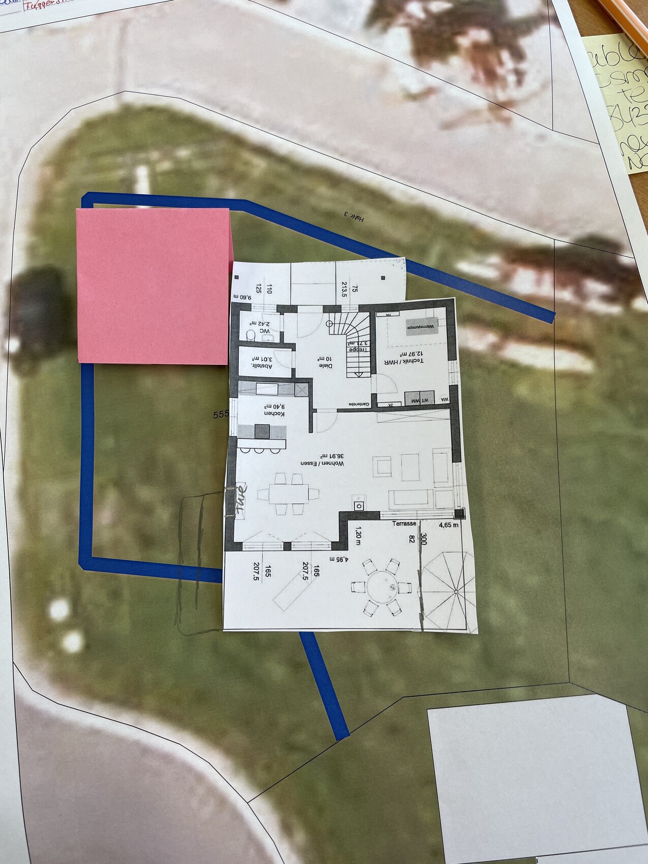 Overlay of house floor plan on site plan with blue border; pink block model on the left.