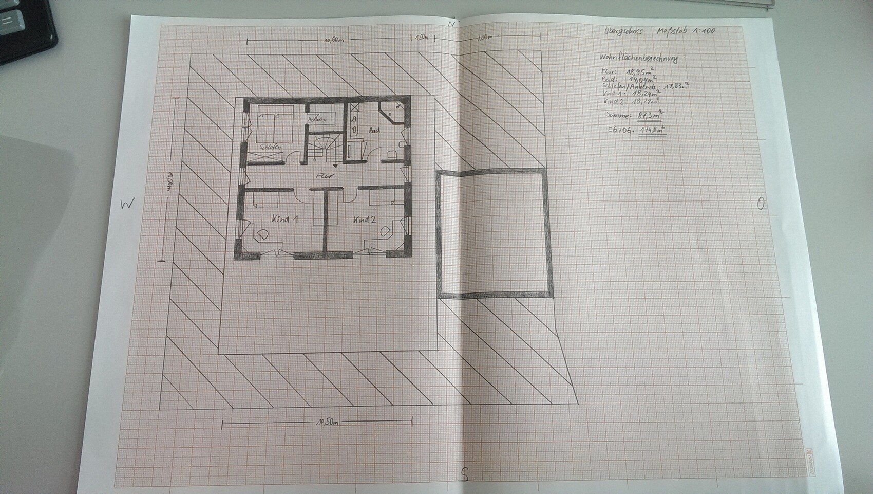 Handgezeichneter Grundriss eines Hauses mit Schlafzimmer, Kinderzimmer, Küche und Bad.