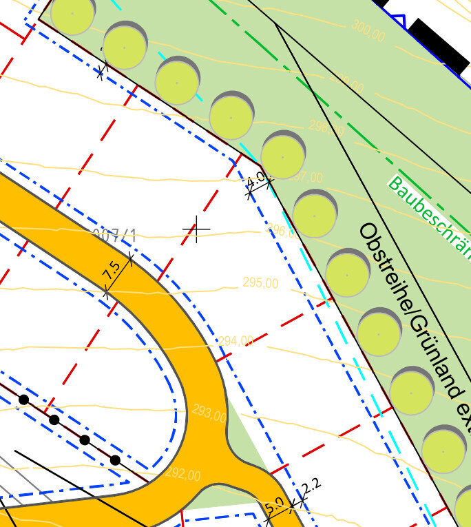 Lageplan: kurvig orange Straße, Baumbestand am Grünstreifen, blaue Linien, orange Konturen.
