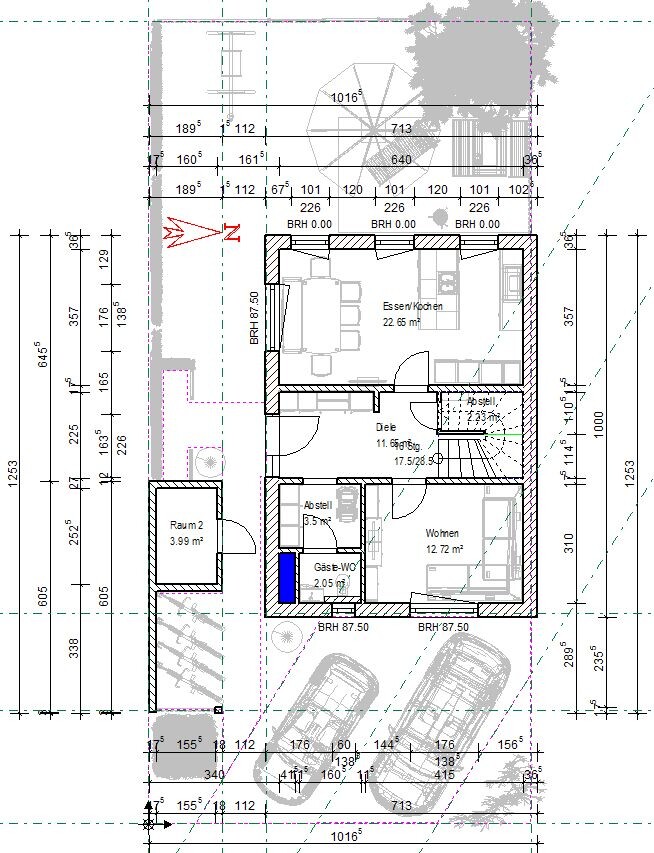 Grundriss eines Hauses mit Küche, Esszimmer, Wohnzimmer, Diele, Abstellraum, Gäste-WC, Treppe, Garten.