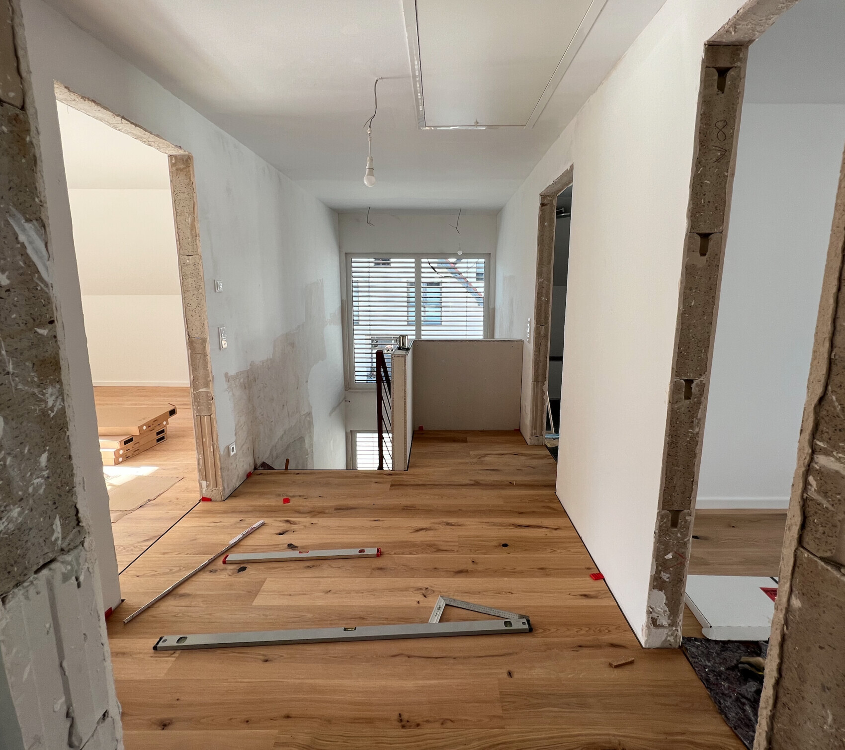 Renovierungs- Innenausbau: offener Flur mit Holzboden und Bauwerkzeugen