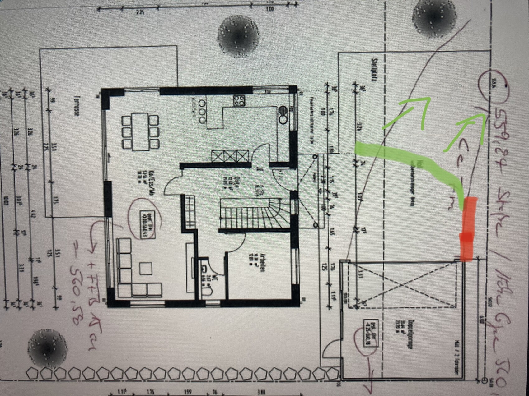 Grundriss eines Einfamilienhauses: Offenes Wohnen mit Küche, Essbereich, Treppe, Flur und Terrasse.